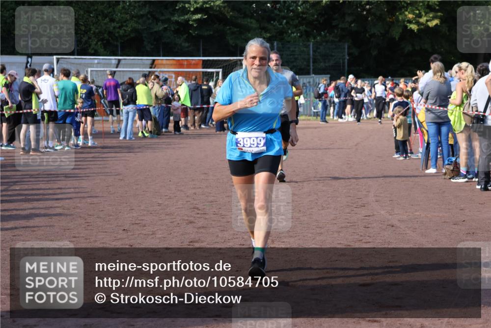 27.09.2026 - 35. Volkslauf durch das schöne Alstertal Strokosch-Dieckow http://msf.ph/oto/10584705 27.09.2026 11:35:00 Ziel 3132, 3244, 3999 meine-sportfotos.de