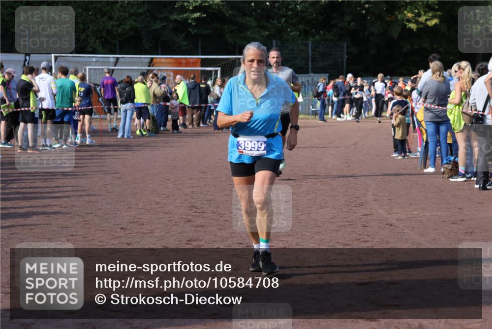 27.09.2026 - 35. Volkslauf durch das schöne Alstertal Strokosch-Dieckow http://msf.ph/oto/10584708 27.09.2026 11:35:00 Ziel 3132, 3244, 3999 meine-sportfotos.de