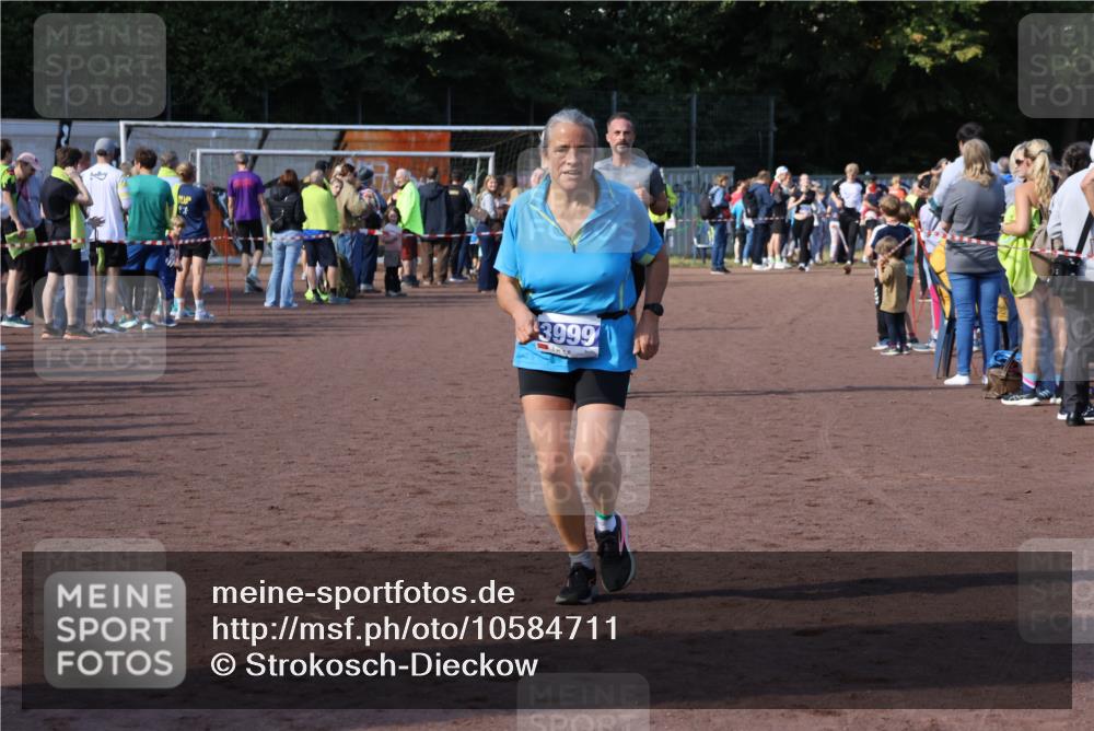 27.09.2026 - 35. Volkslauf durch das schöne Alstertal Strokosch-Dieckow http://msf.ph/oto/10584711 27.09.2026 11:35:00 Ziel 3132, 3244, 3999 meine-sportfotos.de