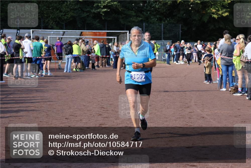 27.09.2026 - 35. Volkslauf durch das schöne Alstertal Strokosch-Dieckow http://msf.ph/oto/10584717 27.09.2026 11:35:00 Ziel 3132, 3244, 3999 meine-sportfotos.de