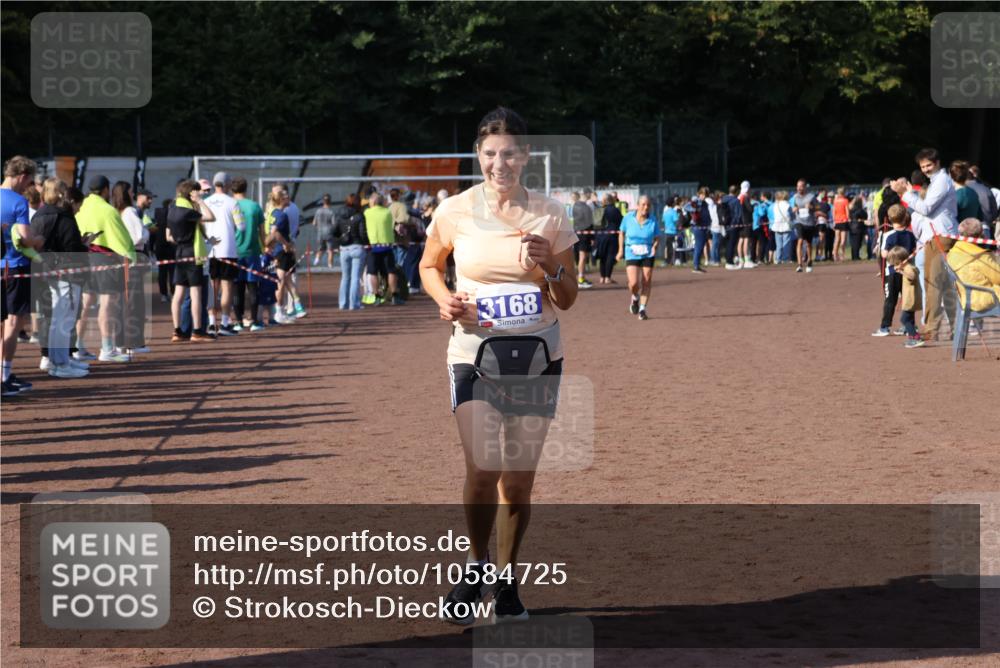 27.09.2026 - 35. Volkslauf durch das schöne Alstertal Strokosch-Dieckow http://msf.ph/oto/10584725 27.09.2026 11:34:50 Ziel 3168, 3279 meine-sportfotos.de