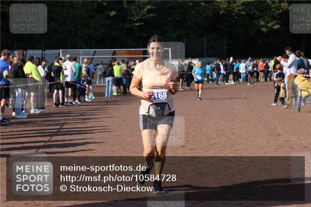 27.09.2026 - 35. Volkslauf durch das schöne Alstertal Strokosch-Dieckow http://msf.ph/oto/10584728 27.09.2026 11:34:50 Ziel 3168, 3279 meine-sportfotos.de
