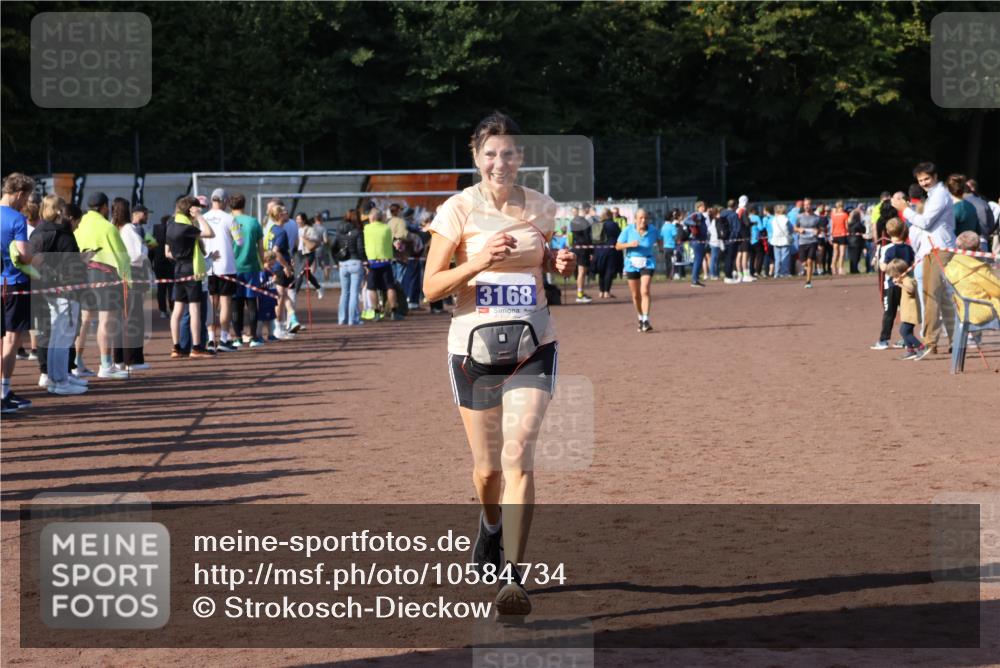 27.09.2026 - 35. Volkslauf durch das schöne Alstertal Strokosch-Dieckow http://msf.ph/oto/10584734 27.09.2026 11:34:50 Ziel 3168, 3279 meine-sportfotos.de