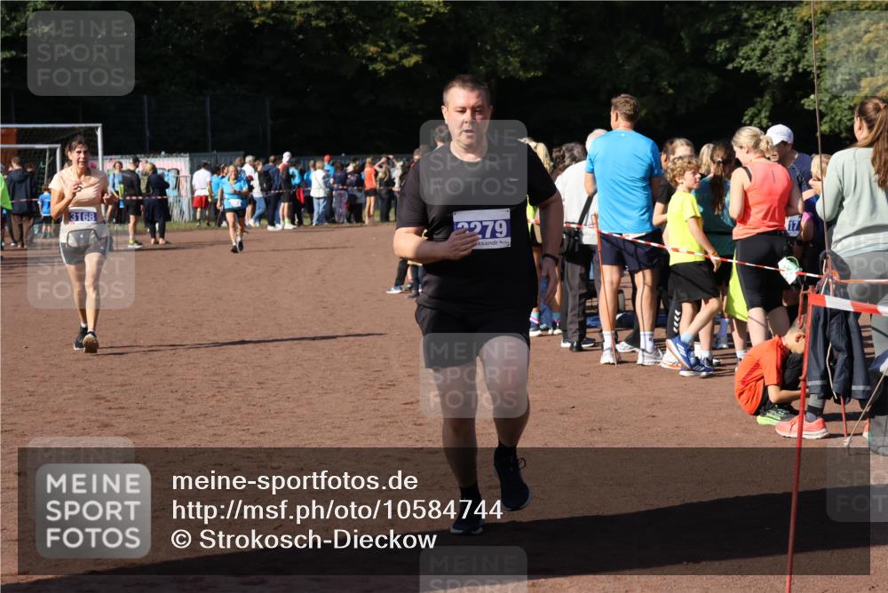 27.09.2026 - 35. Volkslauf durch das schöne Alstertal Strokosch-Dieckow http://msf.ph/oto/10584744 27.09.2026 11:34:46 Ziel 3168, 3279, 3327 meine-sportfotos.de