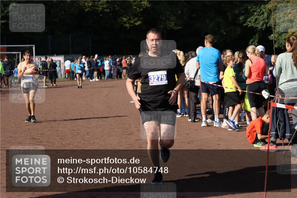 27.09.2026 - 35. Volkslauf durch das schöne Alstertal Strokosch-Dieckow http://msf.ph/oto/10584748 27.09.2026 11:34:46 Ziel 3168, 3279, 3327 meine-sportfotos.de