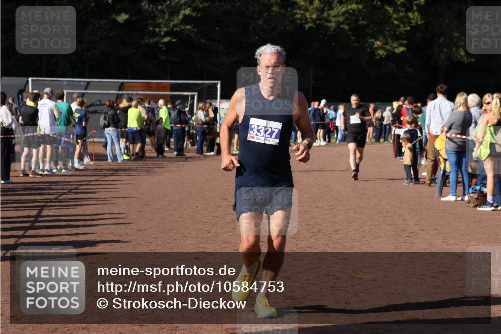 27.09.2026 - 35. Volkslauf durch das schöne Alstertal Strokosch-Dieckow http://msf.ph/oto/10584753 27.09.2026 11:34:41 Ziel 3127, 3279, 3327 meine-sportfotos.de