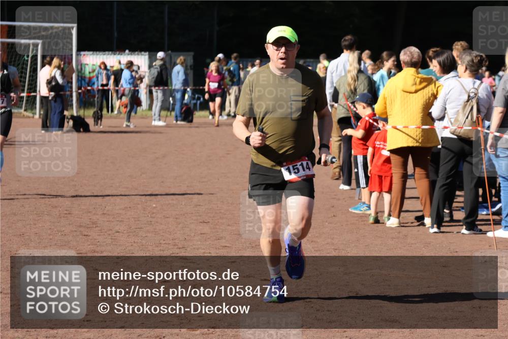 27.09.2026 - 35. Volkslauf durch das schöne Alstertal Strokosch-Dieckow http://msf.ph/oto/10584754 27.09.2026 11:50:56 Ziel 1027, 1514 meine-sportfotos.de