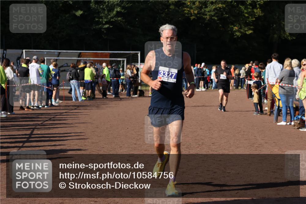 27.09.2026 - 35. Volkslauf durch das schöne Alstertal Strokosch-Dieckow http://msf.ph/oto/10584756 27.09.2026 11:34:41 Ziel 3127, 3279, 3327 meine-sportfotos.de