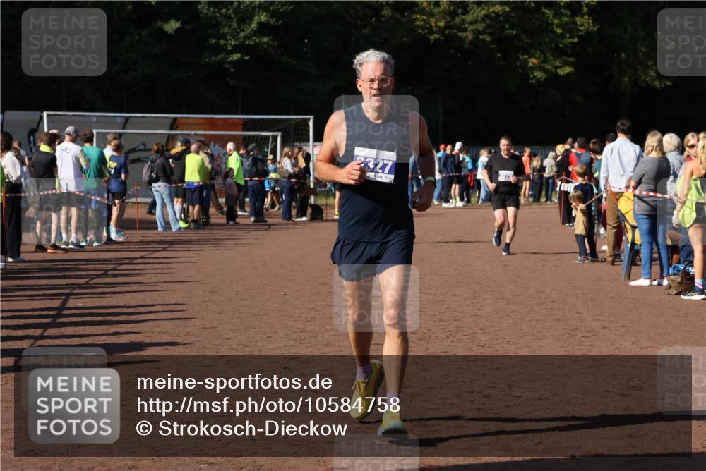 27.09.2026 - 35. Volkslauf durch das schöne Alstertal Strokosch-Dieckow http://msf.ph/oto/10584758 27.09.2026 11:34:41 Ziel 3127, 3279, 3327 meine-sportfotos.de
