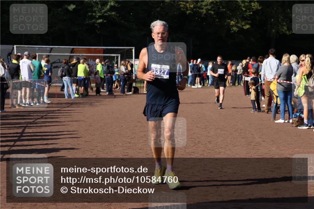 27.09.2026 - 35. Volkslauf durch das schöne Alstertal Strokosch-Dieckow http://msf.ph/oto/10584760 27.09.2026 11:34:41 Ziel 3127, 3279, 3327 meine-sportfotos.de