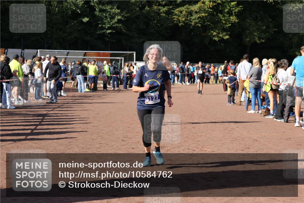27.09.2026 - 35. Volkslauf durch das schöne Alstertal Strokosch-Dieckow http://msf.ph/oto/10584762 27.09.2026 11:34:38 Ziel 3127, 3279, 3327, 3429 meine-sportfotos.de