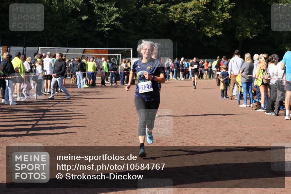 27.09.2026 - 35. Volkslauf durch das schöne Alstertal Strokosch-Dieckow http://msf.ph/oto/10584767 27.09.2026 11:34:38 Ziel 3127, 3279, 3327, 3429 meine-sportfotos.de