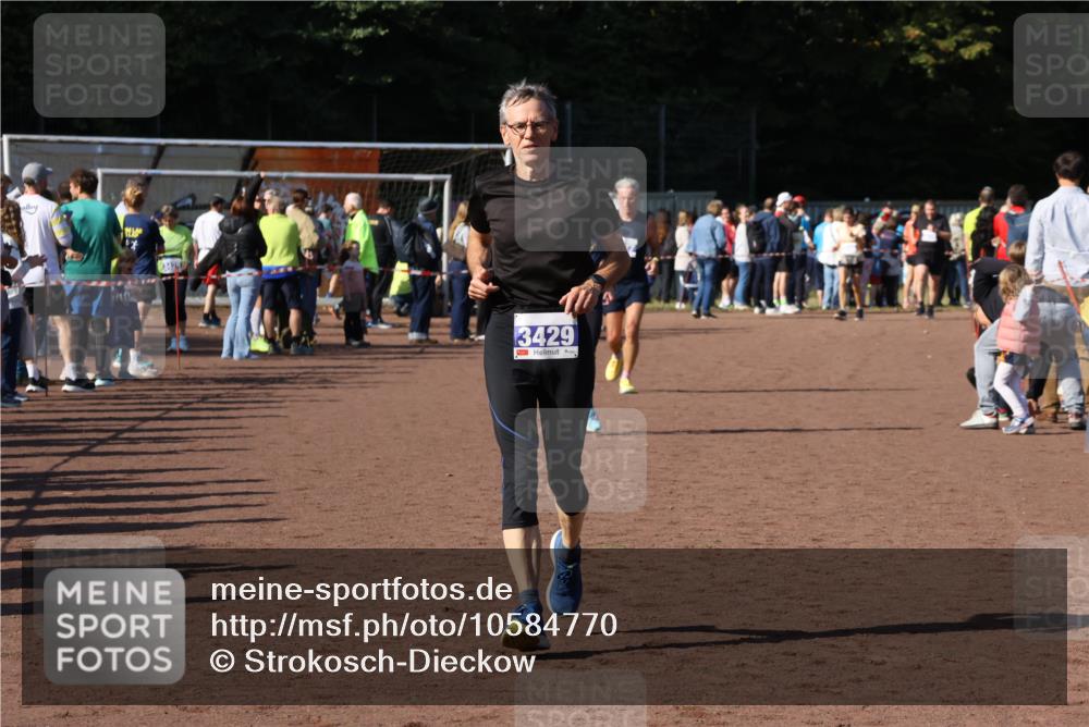 27.09.2026 - 35. Volkslauf durch das schöne Alstertal Strokosch-Dieckow http://msf.ph/oto/10584770 27.09.2026 11:34:33 Ziel 3127, 3359, 3429 meine-sportfotos.de