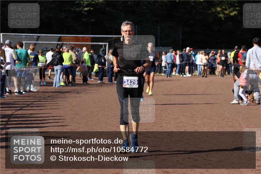27.09.2026 - 35. Volkslauf durch das schöne Alstertal Strokosch-Dieckow http://msf.ph/oto/10584772 27.09.2026 11:34:33 Ziel 3127, 3359, 3429 meine-sportfotos.de