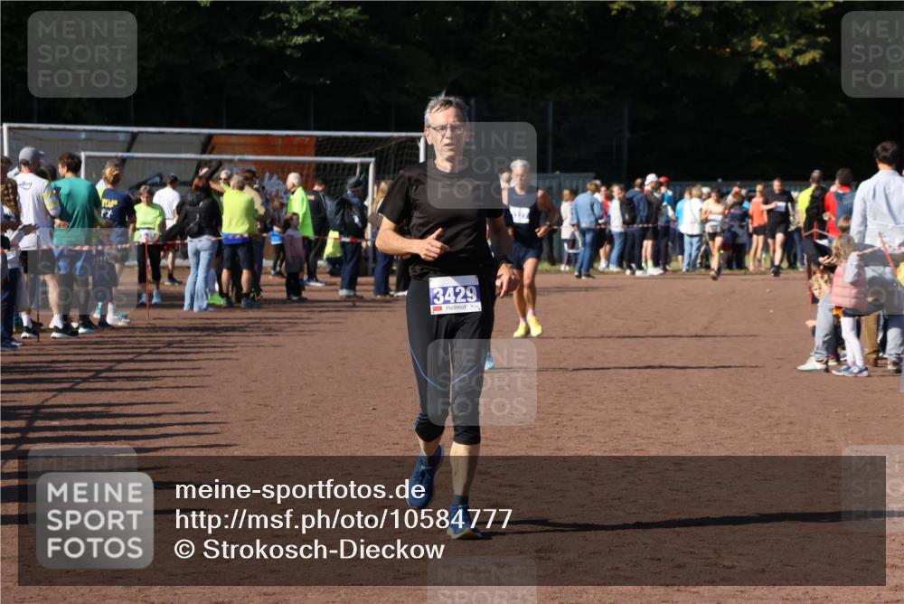 27.09.2026 - 35. Volkslauf durch das schöne Alstertal Strokosch-Dieckow http://msf.ph/oto/10584777 27.09.2026 11:34:33 Ziel 3127, 3359, 3429 meine-sportfotos.de