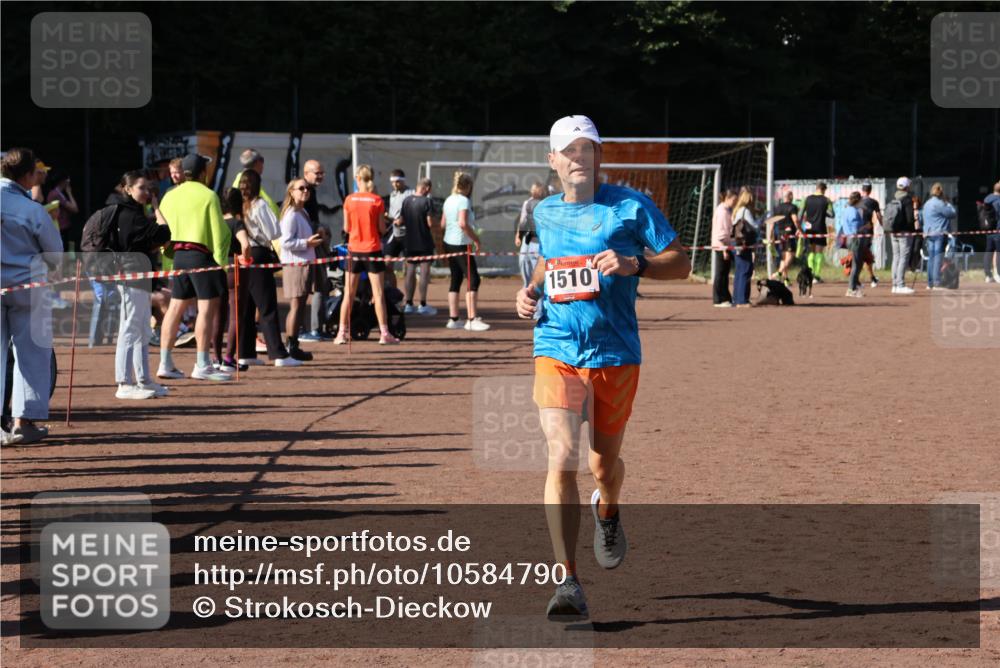 27.09.2026 - 35. Volkslauf durch das schöne Alstertal Strokosch-Dieckow http://msf.ph/oto/10584790 27.09.2026 11:50:42 Ziel 1510 meine-sportfotos.de