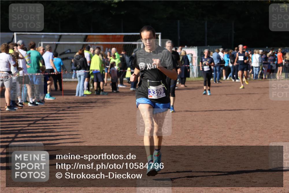 27.09.2026 - 35. Volkslauf durch das schöne Alstertal Strokosch-Dieckow http://msf.ph/oto/10584796 27.09.2026 11:34:27 Ziel 3359, 3429 meine-sportfotos.de