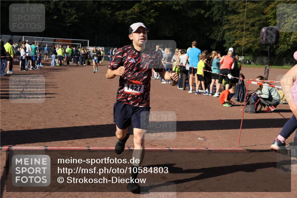 27.09.2026 - 35. Volkslauf durch das schöne Alstertal Strokosch-Dieckow http://msf.ph/oto/10584803 27.09.2026 11:34:20 Ziel 1427 meine-sportfotos.de