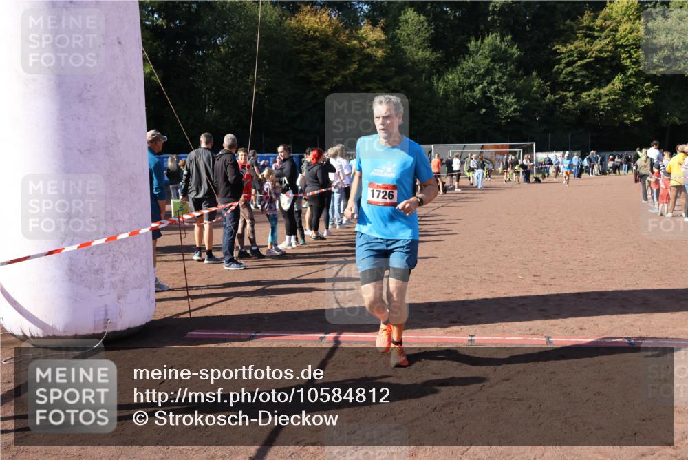 27.09.2026 - 35. Volkslauf durch das schöne Alstertal Strokosch-Dieckow http://msf.ph/oto/10584812 27.09.2026 11:50:33 Ziel 1468, 1726 meine-sportfotos.de