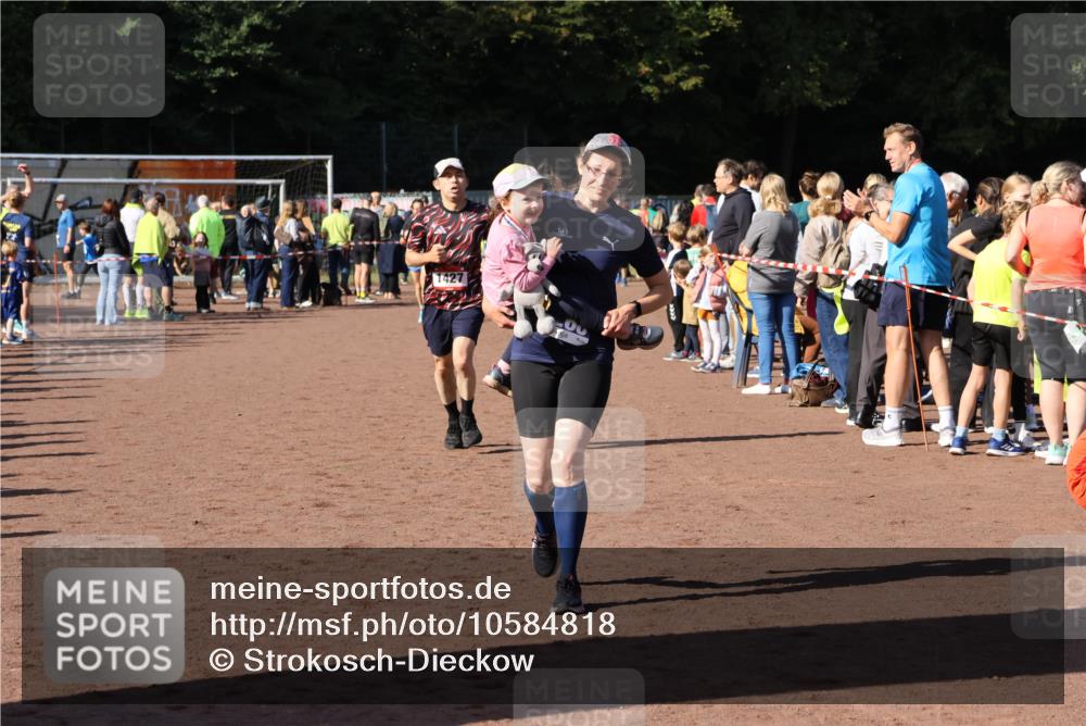 27.09.2026 - 35. Volkslauf durch das schöne Alstertal Strokosch-Dieckow http://msf.ph/oto/10584818 27.09.2026 11:34:17 Ziel 1427, 3085, 3086 meine-sportfotos.de