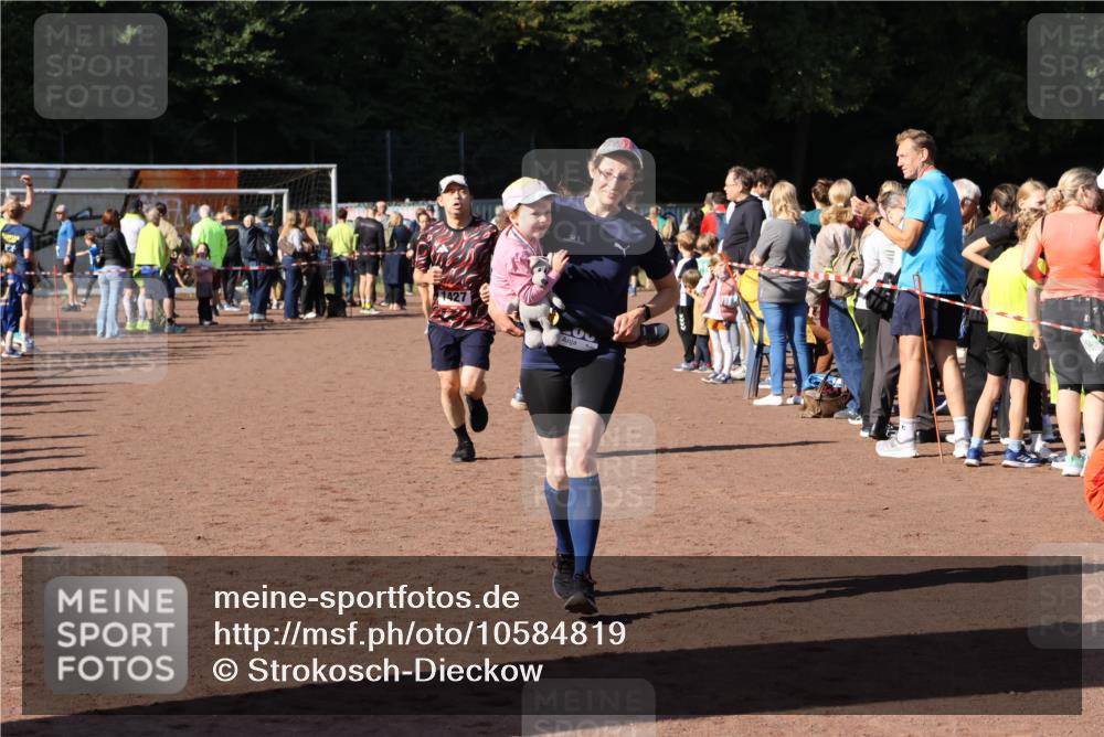 27.09.2026 - 35. Volkslauf durch das schöne Alstertal Strokosch-Dieckow http://msf.ph/oto/10584819 27.09.2026 11:34:17 Ziel 1427, 3085, 3086 meine-sportfotos.de