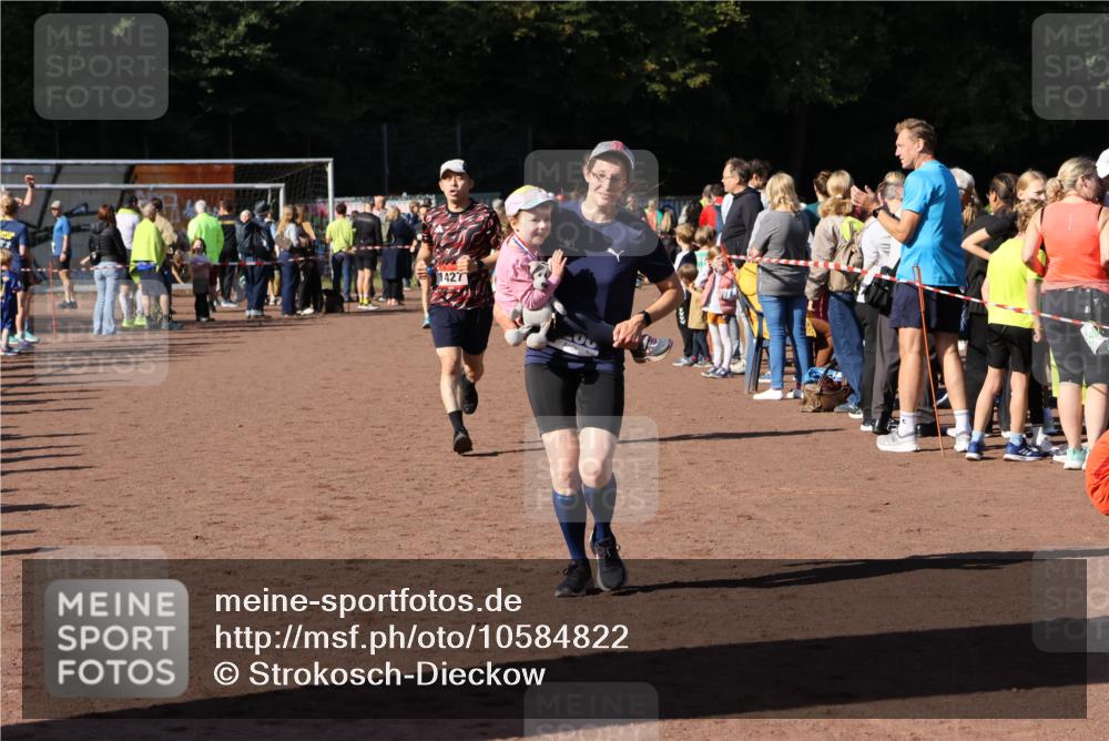 27.09.2026 - 35. Volkslauf durch das schöne Alstertal Strokosch-Dieckow http://msf.ph/oto/10584822 27.09.2026 11:34:16 Ziel 1427, 3085, 3086, 3953 meine-sportfotos.de