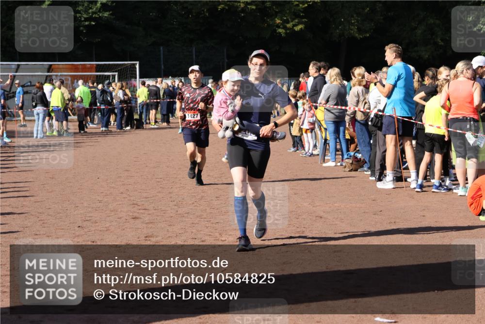 27.09.2026 - 35. Volkslauf durch das schöne Alstertal Strokosch-Dieckow http://msf.ph/oto/10584825 27.09.2026 11:34:16 Ziel 1427, 3085, 3086, 3953 meine-sportfotos.de