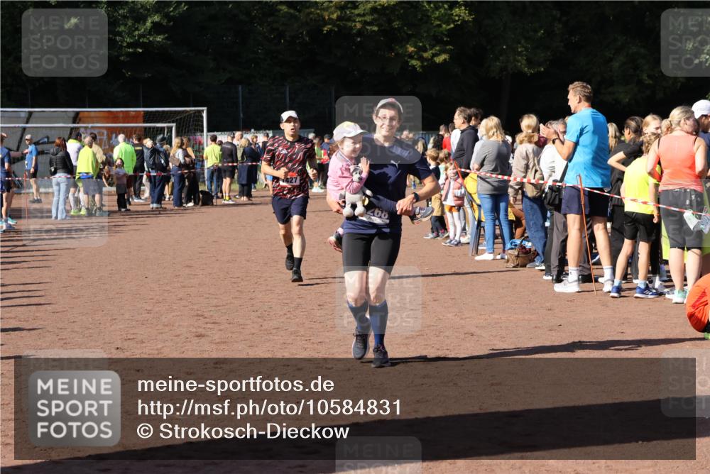27.09.2026 - 35. Volkslauf durch das schöne Alstertal Strokosch-Dieckow http://msf.ph/oto/10584831 27.09.2026 11:34:16 Ziel 1427, 3085, 3086, 3953 meine-sportfotos.de