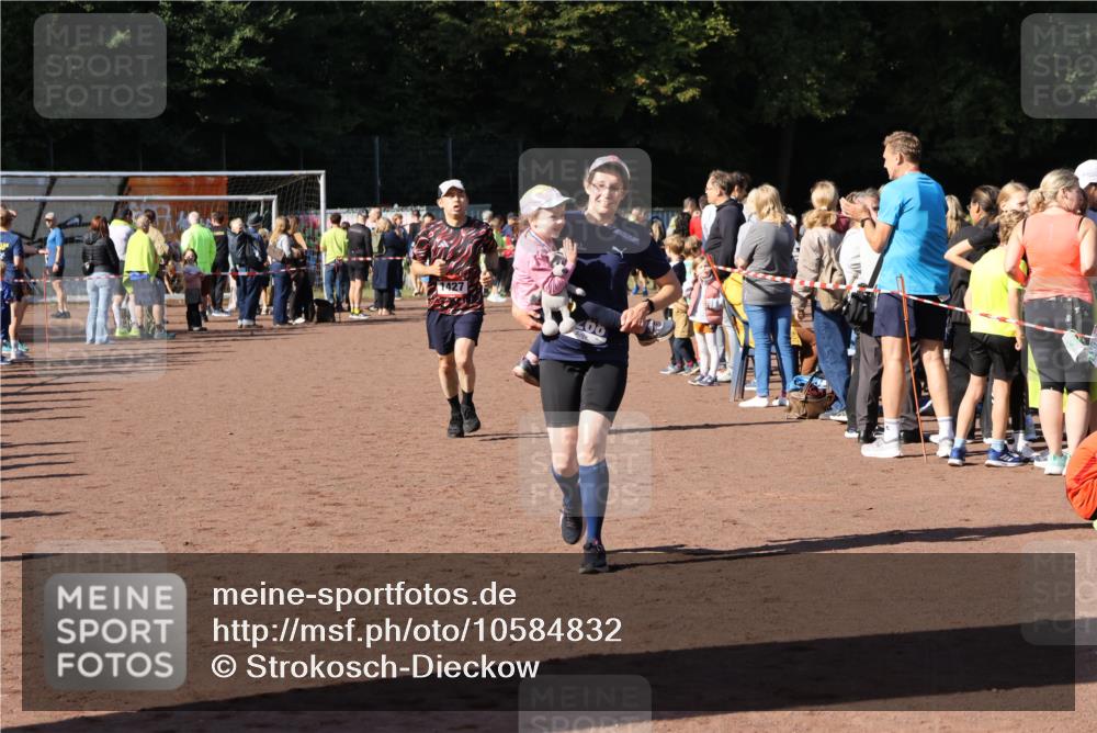 27.09.2026 - 35. Volkslauf durch das schöne Alstertal Strokosch-Dieckow http://msf.ph/oto/10584832 27.09.2026 11:34:16 Ziel 1427, 3085, 3086, 3953 meine-sportfotos.de