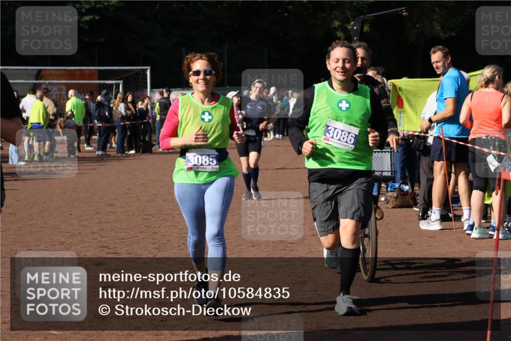 27.09.2026 - 35. Volkslauf durch das schöne Alstertal Strokosch-Dieckow http://msf.ph/oto/10584835 27.09.2026 11:34:12 Ziel 1427, 3085, 3086, 3953 meine-sportfotos.de