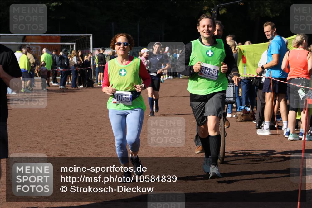27.09.2026 - 35. Volkslauf durch das schöne Alstertal Strokosch-Dieckow http://msf.ph/oto/10584839 27.09.2026 11:34:12 Ziel 1427, 3085, 3086, 3953 meine-sportfotos.de