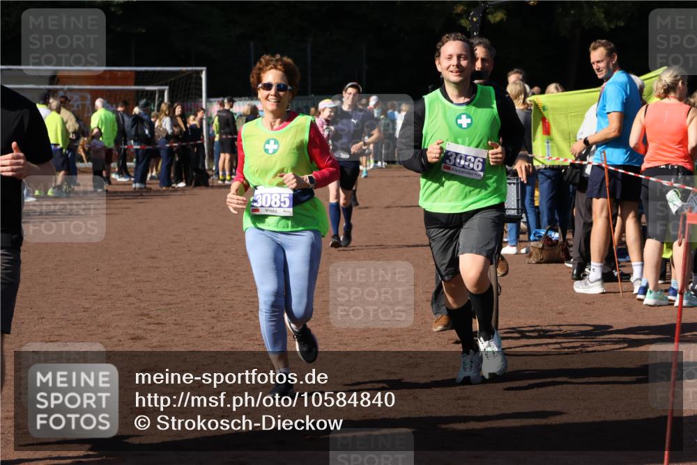 27.09.2026 - 35. Volkslauf durch das schöne Alstertal Strokosch-Dieckow http://msf.ph/oto/10584840 27.09.2026 11:34:12 Ziel 1427, 3085, 3086, 3953 meine-sportfotos.de