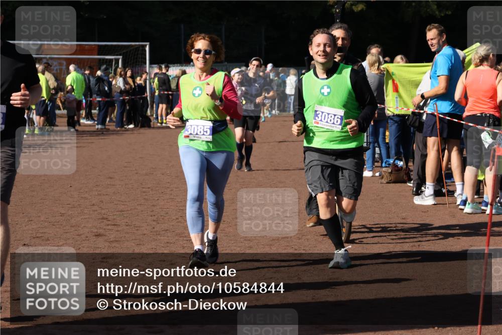 27.09.2026 - 35. Volkslauf durch das schöne Alstertal Strokosch-Dieckow http://msf.ph/oto/10584844 27.09.2026 11:34:12 Ziel 1427, 3085, 3086, 3953 meine-sportfotos.de