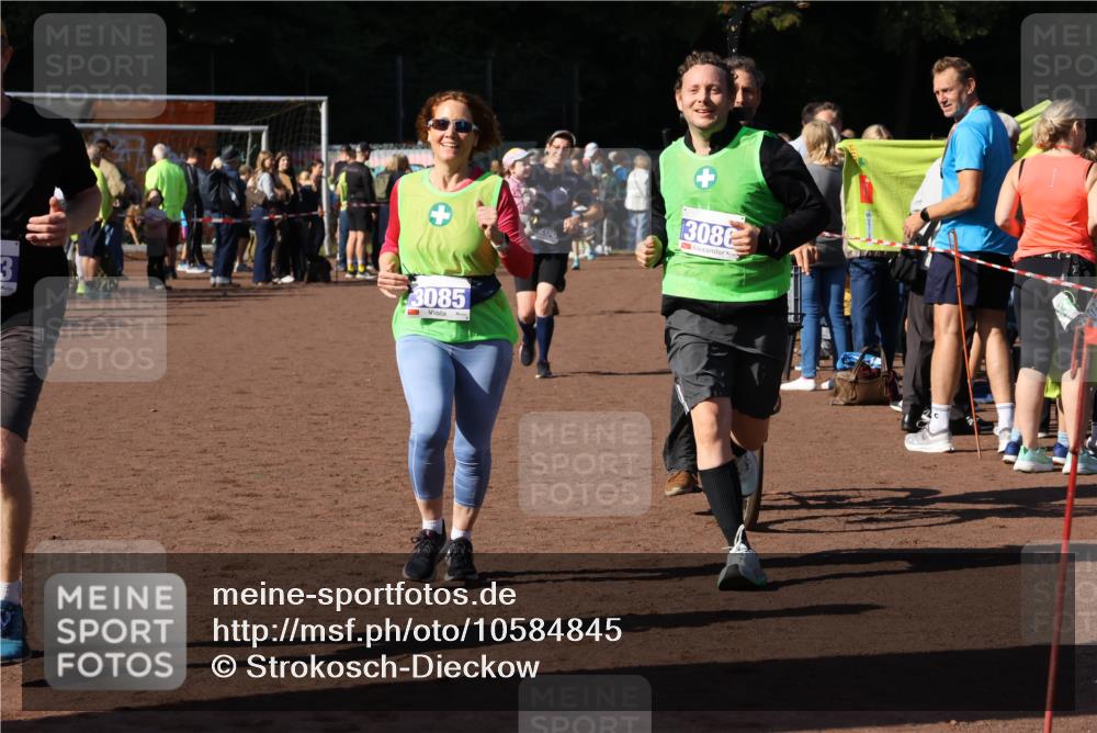 27.09.2026 - 35. Volkslauf durch das schöne Alstertal Strokosch-Dieckow http://msf.ph/oto/10584845 27.09.2026 11:34:12 Ziel 1427, 3085, 3086, 3953 meine-sportfotos.de