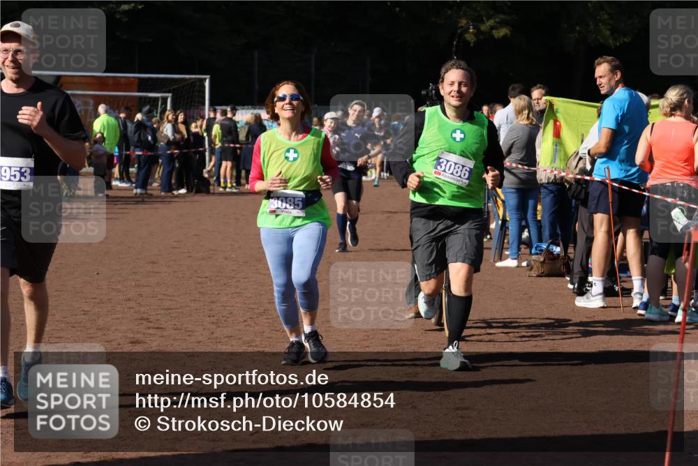 27.09.2026 - 35. Volkslauf durch das schöne Alstertal Strokosch-Dieckow http://msf.ph/oto/10584854 27.09.2026 11:34:11 Ziel 1427, 3085, 3086, 3953 meine-sportfotos.de