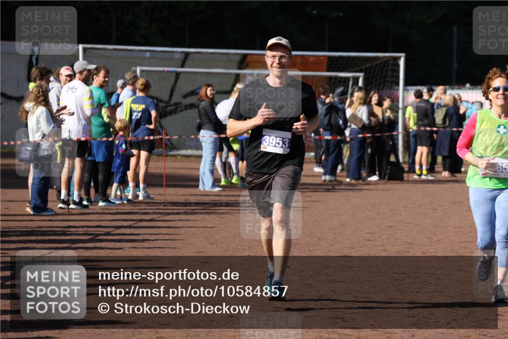 27.09.2026 - 35. Volkslauf durch das schöne Alstertal Strokosch-Dieckow http://msf.ph/oto/10584857 27.09.2026 11:34:10 Ziel 3085, 3086, 3953 meine-sportfotos.de