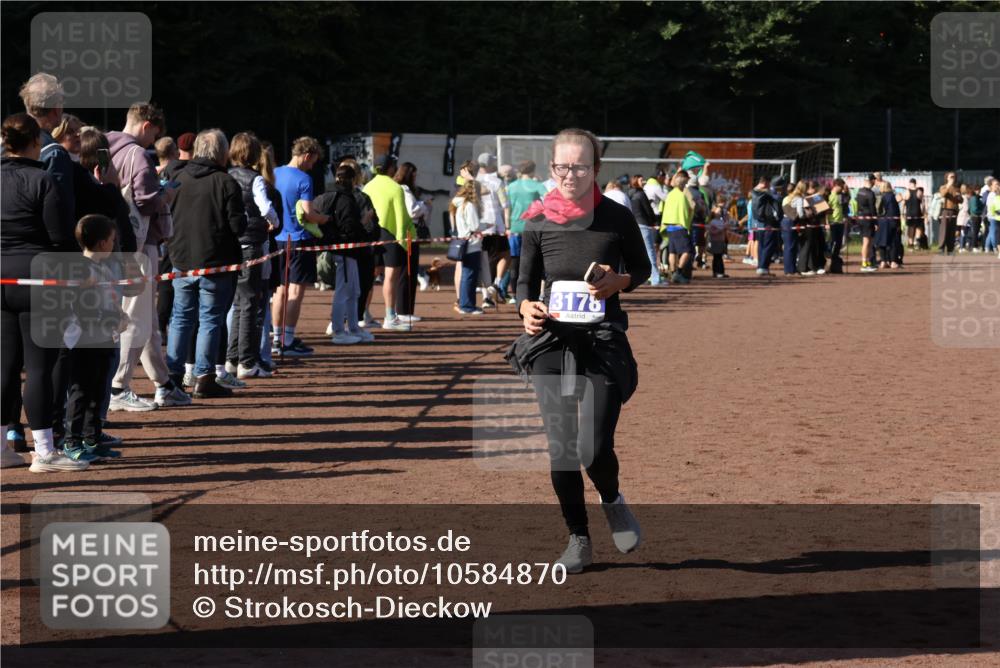 27.09.2026 - 35. Volkslauf durch das schöne Alstertal Strokosch-Dieckow http://msf.ph/oto/10584870 27.09.2026 11:33:51 Ziel 3178 meine-sportfotos.de