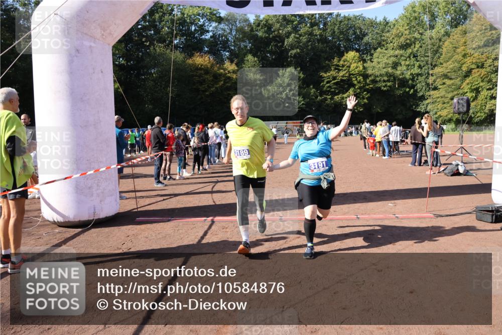 27.09.2026 - 35. Volkslauf durch das schöne Alstertal Strokosch-Dieckow http://msf.ph/oto/10584876 27.09.2026 11:50:24 Ziel 1468, 1726, 3189, 3191 meine-sportfotos.de
