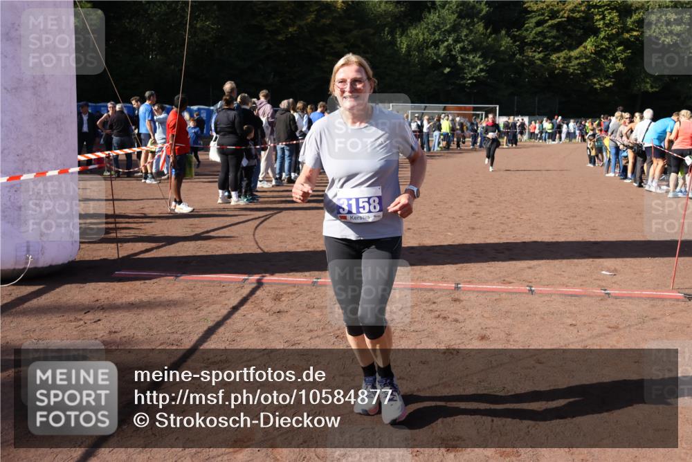 27.09.2026 - 35. Volkslauf durch das schöne Alstertal Strokosch-Dieckow http://msf.ph/oto/10584877 27.09.2026 11:33:46 Ziel 3158, 3178, 3982 meine-sportfotos.de