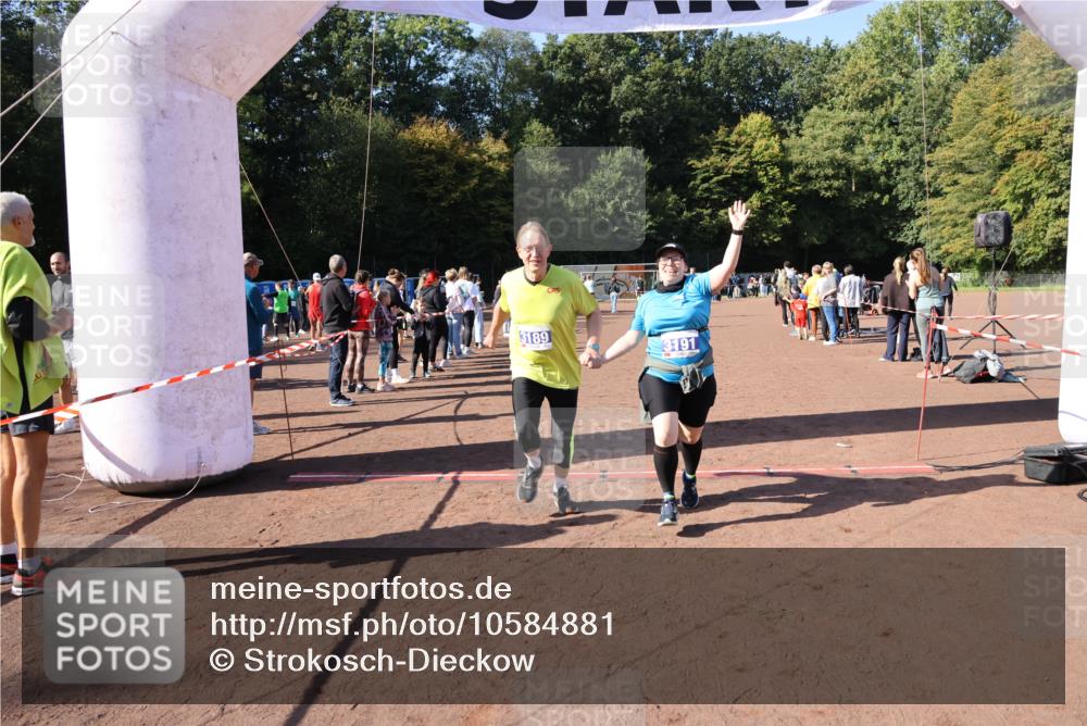 27.09.2026 - 35. Volkslauf durch das schöne Alstertal Strokosch-Dieckow http://msf.ph/oto/10584881 27.09.2026 11:50:24 Ziel 1468, 1726, 3189, 3191 meine-sportfotos.de