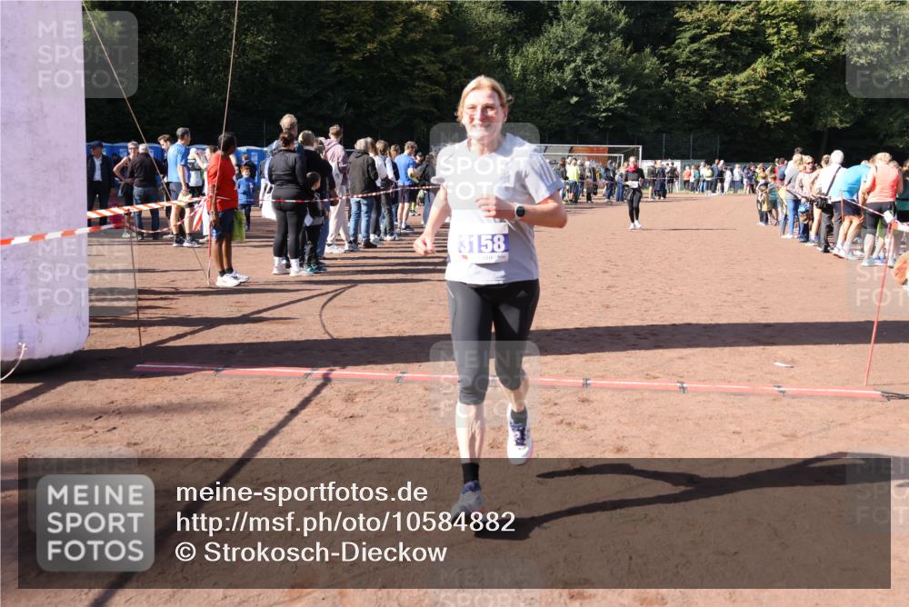 27.09.2026 - 35. Volkslauf durch das schöne Alstertal Strokosch-Dieckow http://msf.ph/oto/10584882 27.09.2026 11:33:46 Ziel 3158, 3178, 3982 meine-sportfotos.de