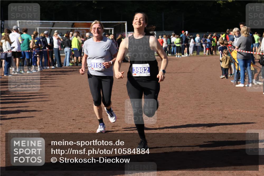 27.09.2026 - 35. Volkslauf durch das schöne Alstertal Strokosch-Dieckow http://msf.ph/oto/10584884 27.09.2026 11:33:43 Ziel 1419, 3158, 3178, 3982 meine-sportfotos.de