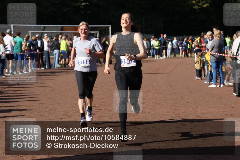 27.09.2026 - 35. Volkslauf durch das schöne Alstertal Strokosch-Dieckow http://msf.ph/oto/10584887 27.09.2026 11:33:43 Ziel 1419, 3158, 3178, 3982 meine-sportfotos.de