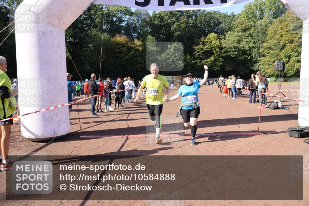 27.09.2026 - 35. Volkslauf durch das schöne Alstertal Strokosch-Dieckow http://msf.ph/oto/10584888 27.09.2026 11:50:23 Ziel 1468, 3189, 3191 meine-sportfotos.de