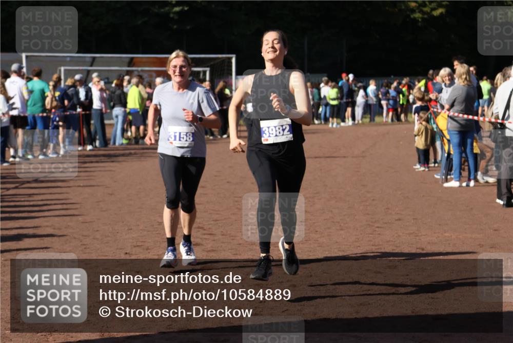 27.09.2026 - 35. Volkslauf durch das schöne Alstertal Strokosch-Dieckow http://msf.ph/oto/10584889 27.09.2026 11:33:43 Ziel 1419, 3158, 3178, 3982 meine-sportfotos.de