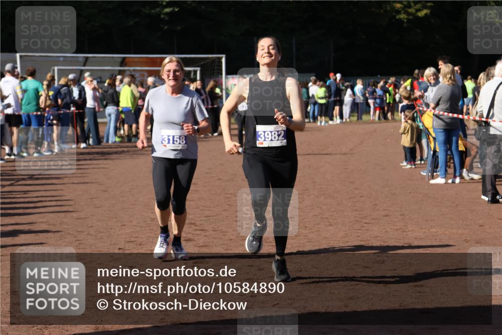 27.09.2026 - 35. Volkslauf durch das schöne Alstertal Strokosch-Dieckow http://msf.ph/oto/10584890 27.09.2026 11:33:43 Ziel 1419, 3158, 3178, 3982 meine-sportfotos.de