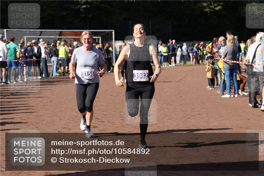 27.09.2026 - 35. Volkslauf durch das schöne Alstertal Strokosch-Dieckow http://msf.ph/oto/10584892 27.09.2026 11:33:43 Ziel 1419, 3158, 3178, 3982 meine-sportfotos.de