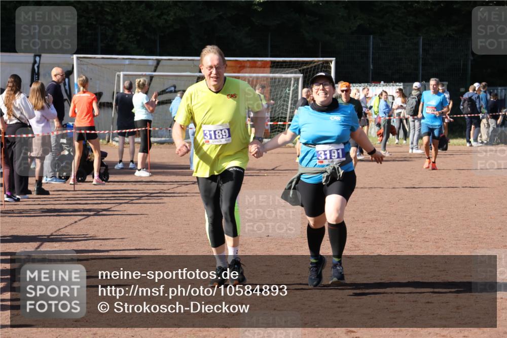 27.09.2026 - 35. Volkslauf durch das schöne Alstertal Strokosch-Dieckow http://msf.ph/oto/10584893 27.09.2026 11:50:21 Ziel 3189, 3191 meine-sportfotos.de