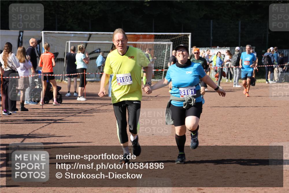27.09.2026 - 35. Volkslauf durch das schöne Alstertal Strokosch-Dieckow http://msf.ph/oto/10584896 27.09.2026 11:50:21 Ziel 3189, 3191 meine-sportfotos.de