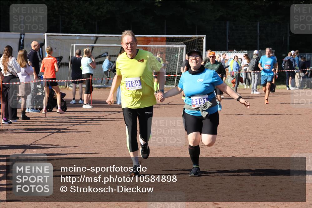 27.09.2026 - 35. Volkslauf durch das schöne Alstertal Strokosch-Dieckow http://msf.ph/oto/10584898 27.09.2026 11:50:21 Ziel 3189, 3191 meine-sportfotos.de
